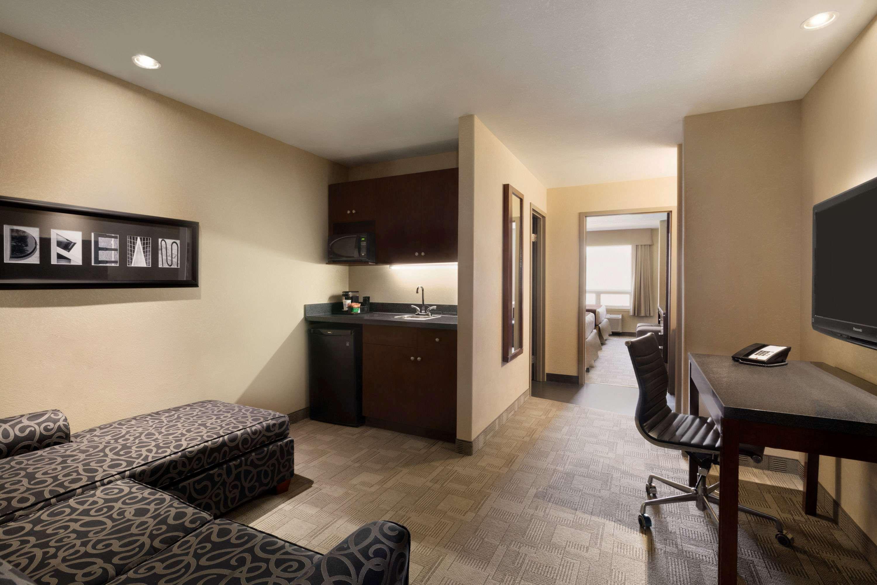 Days Inn By Wyndham Regina Airport West Exterior foto